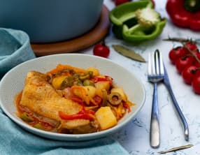 Cuisses de poulet aux poivrons, tomates et pommes de terre en cocotte