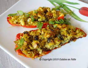 Poivrons rouges farcis au poulet, couscous et aux épices