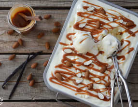 Glace vanille, amandes et caramel au beurre salé