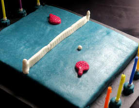 Gâteau d'anniversaire table de ping-pong