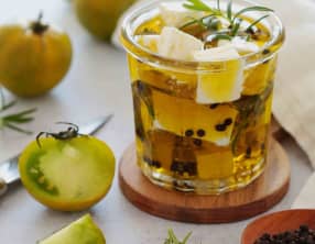 Féta marinée au poivre, herbes fraîches et huile d'olive