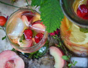 Sangria blanche aux pêches et framboises