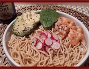 Salade de nouilles asiatiques, avocat, crevettes et sauce Poke