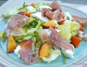 Salade de nectarine, avocat, burrata et prosciutto di Parma