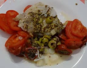 Filet de lieu à la moutarde, olives et tomates en papillote