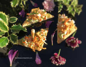 Toast de pain suédois guacamole miettes de crabe et oignons frits