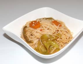 Nouilles chinoises sautées aux carottes, courgette et poivron