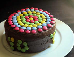 Gâteau d'anniversaire surprise aux smarties