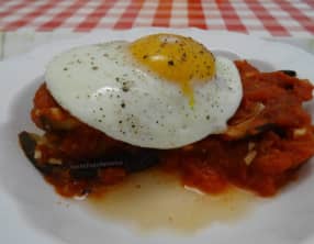 Aubergine à la sauce tomate et œuf à cheval