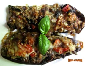 Aubergines farcies aux champignons, tomates et mozzarella