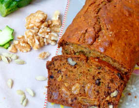 Cake aux courgettes, raisins secs et noix ultra parfumé