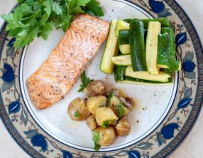 Filet de saumon au four et courgettes vapeur