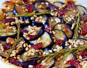 Tatin d'aubergines, tomates séchées, pignons et moutarde douce, végétarien