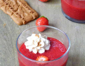 Soupe de fraises et framboises, chantilly au speculoos