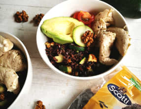 Power bowl de poulet mariné au riz noir, courgettes et noix