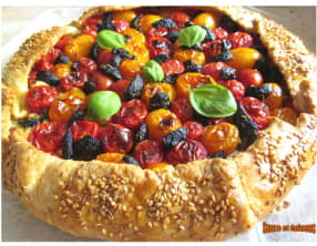 Galette rustique aux tomates cerises, olives et Caprice des Anges