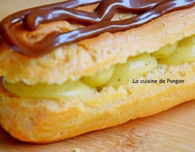 Éclair à la crème d'anis étoilé garni de confiture de lait au cacao et noisettes