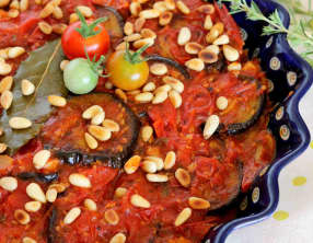 Aubergines grillées et la sauce tomates cerises