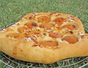 Fougasse aux abricots, miel, romarin et amandes