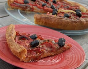 Tarte aux tomates, aux oignons confits et aux anchois