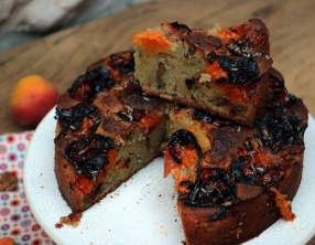Gâteau aux abricots, aux noix et à la lavande