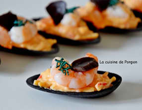Amuse bouche coquille ébène et fruits de mer, ail noir et spiruline