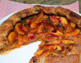 Tarte aux pêches, citron vert et romarin