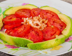 Salade d'avocat aux tomates et aux crevettes