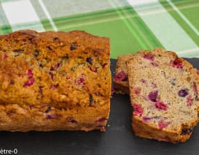 Gâteau du matin au petit épeautre, framboises et myrtilles