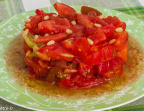 Salade de tomates aux pignons de pin