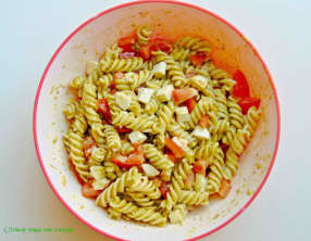 Fusillini au pesto, à la mozzarella et aux tomates-cerises
