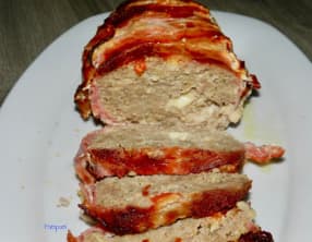 Pain de viande fourré à la mozzarella enrobé de lard