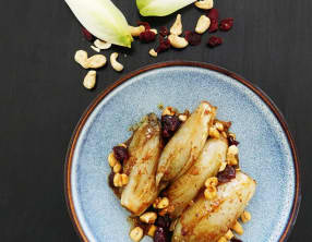 Endives braisées noix de cajou et canneberges