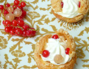 Choux à la mousse de chocolat blanc vanille et groseilles