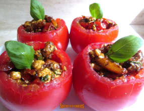 Tomates farcies aux crevettes, poivrons et feta