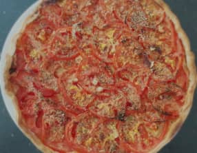 Tarte à la tomate, moutarde et chèvre frais