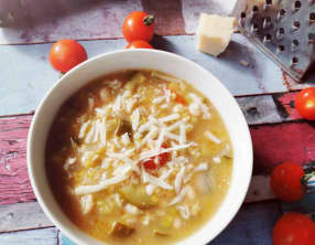 Minestrone d’été aux courgettes et aux tomates cerises