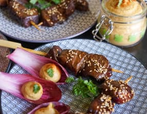 Brochettes de boeuf teriyaki et houmous au paprika en cuillères végétales