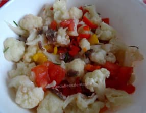 Salade de chou-fleur aux légumes et anchois