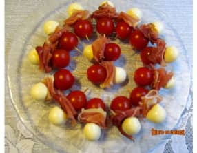 Mini brochettes aux tomates cerises, jambon de pays et mozzarella