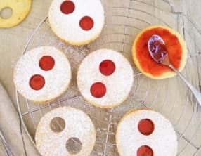 Les sablés "lunettes" à la confiture de fraises