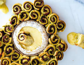 Apéro camembert fondu, pesto et jambon cru