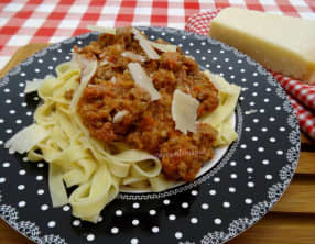 Tagliatelles, sauce aux viandes, courgette et fromage