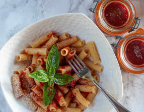 Sauce italienne aux tomates avec des tomates fraîches