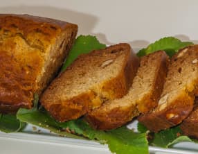 Gâteau du matin aux noisettes fraiches et miel au tilleul