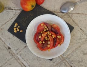 Salade de tomates, pêches, pois chiche et cumin