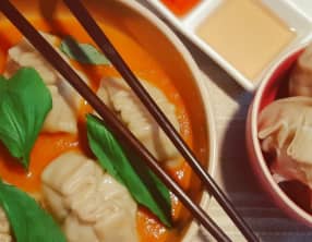 Gyozas au Poulet, Cébette et Ciboulette, Eau de tomate au basilic