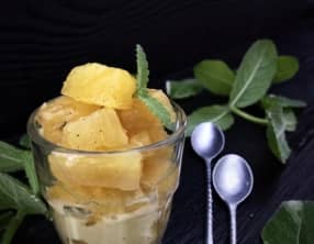 Salade d'ananas rhum-vanille sur fond de crème anglaise au lait de coco