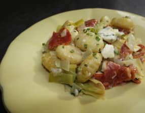 Gnocchis poêlés aux poireaux, fourme d'Ambert et au chorizo