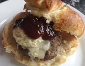 Hamburger au chutney de fraise et tomates et fromage de chèvre